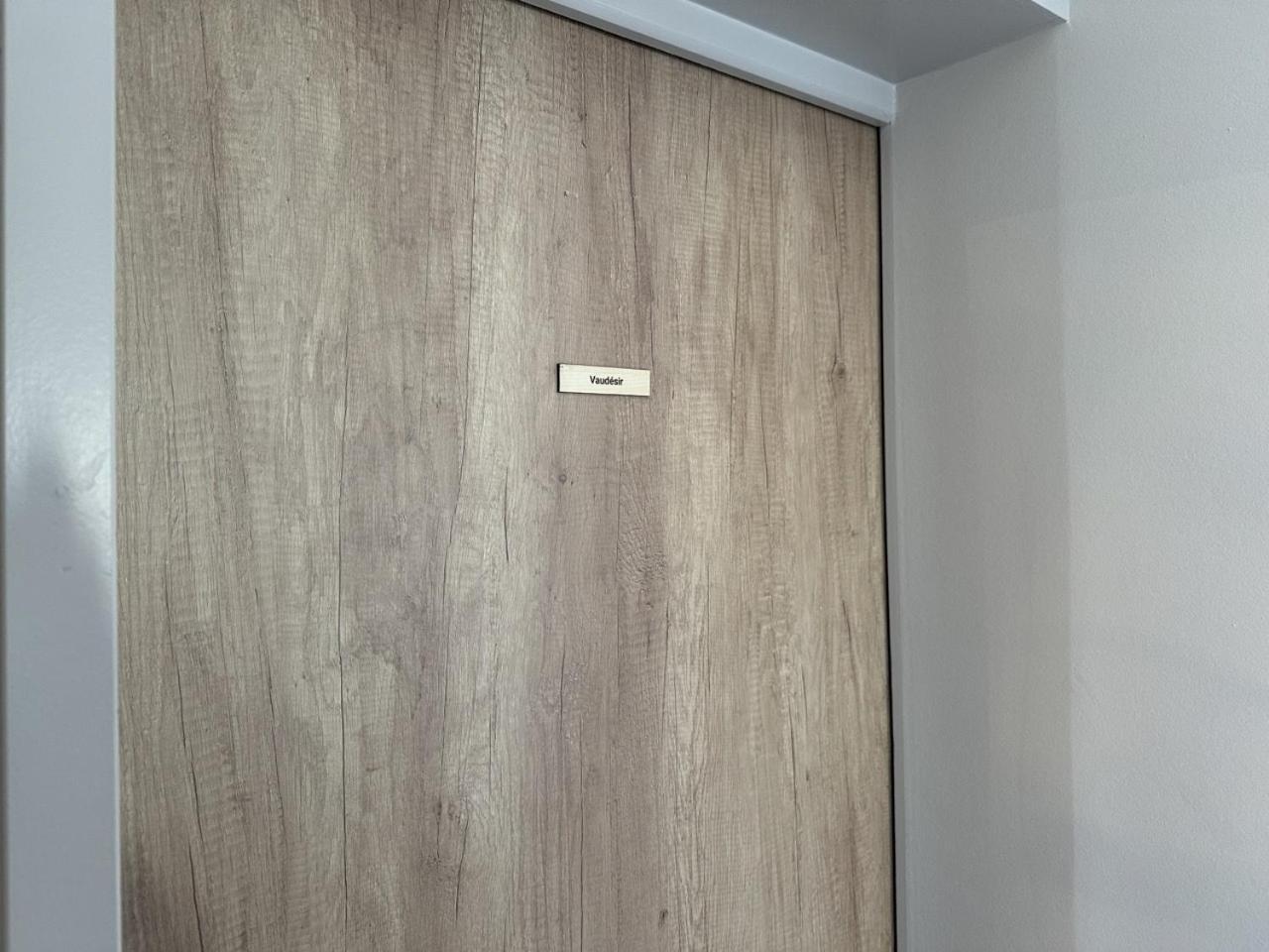 Les Suites Gueguen Шабли Стая снимка