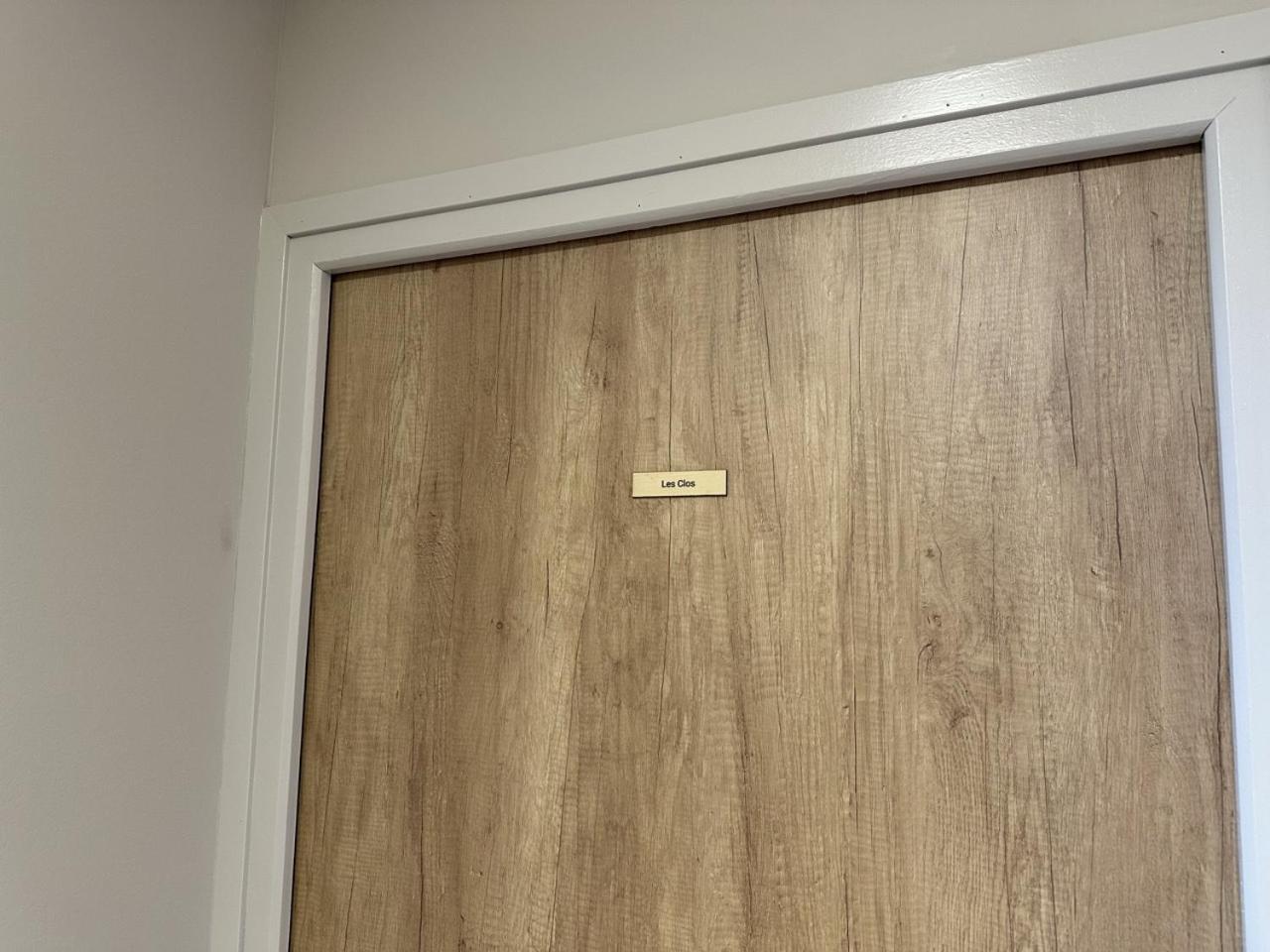 Les Suites Gueguen Шабли Стая снимка